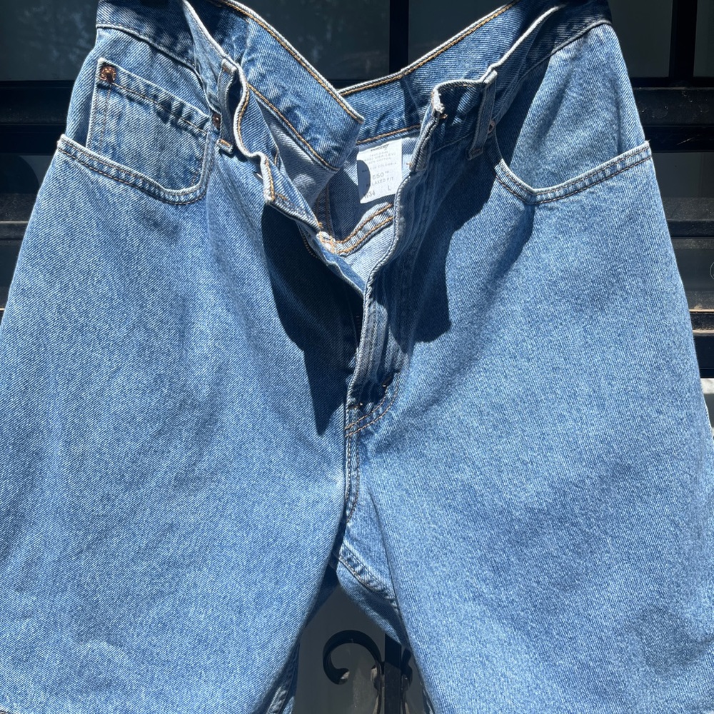medium wash men’s levi jean shorts
